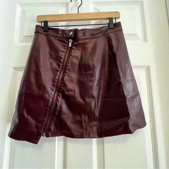 French Connection Elegant Burgundy Faux Leather Mini Skirt Size 8 - Picture 3 of 7